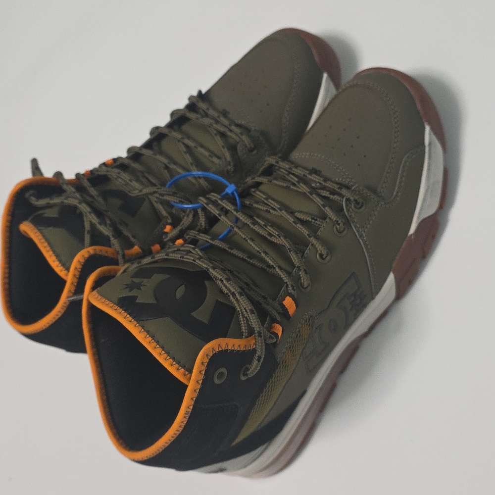 NWT Men's "DC Shoes Versatile Hi WR"